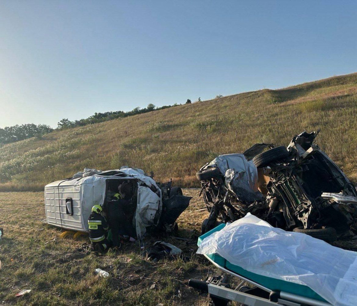 ACCIDENT DE MORTĂ CÂND DOUĂ MICROBUZE SE CIOCNESC FRONTAL PE TRASEUL M-3