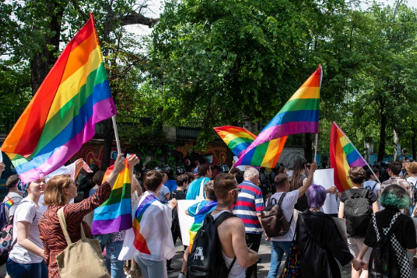 Tabără transactivistă organizată de o grupare LGBTQ înainte de alegeri: promovarea unui extremism cultural