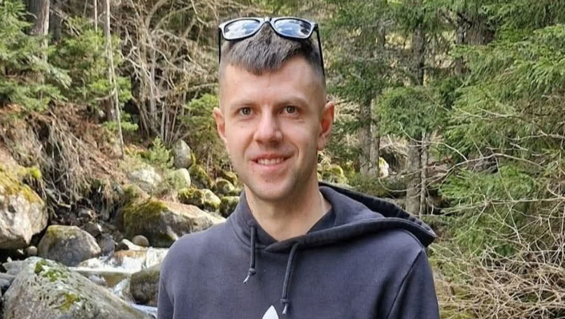 Cadavrul unui tânăr găsit strangulat în pădure ridică suspiciuni, tatăl susține că nu este o sinucidere
